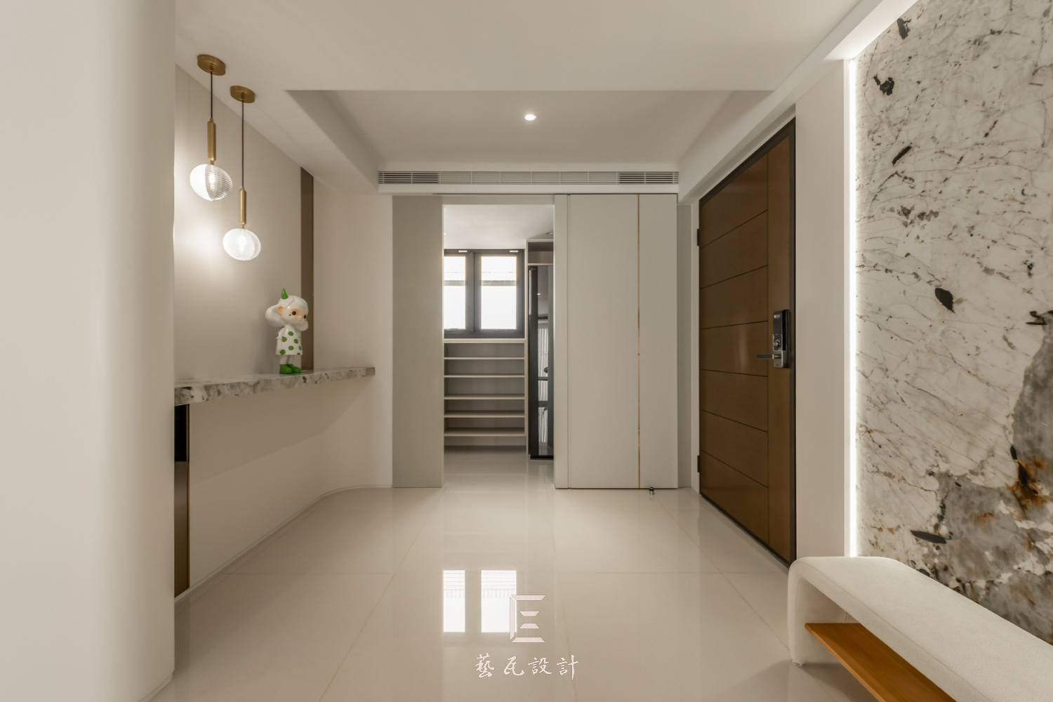 Soft Light 規劃玄關汙衣櫃,一到家就能換下外出服,區隔戶外與室內空間