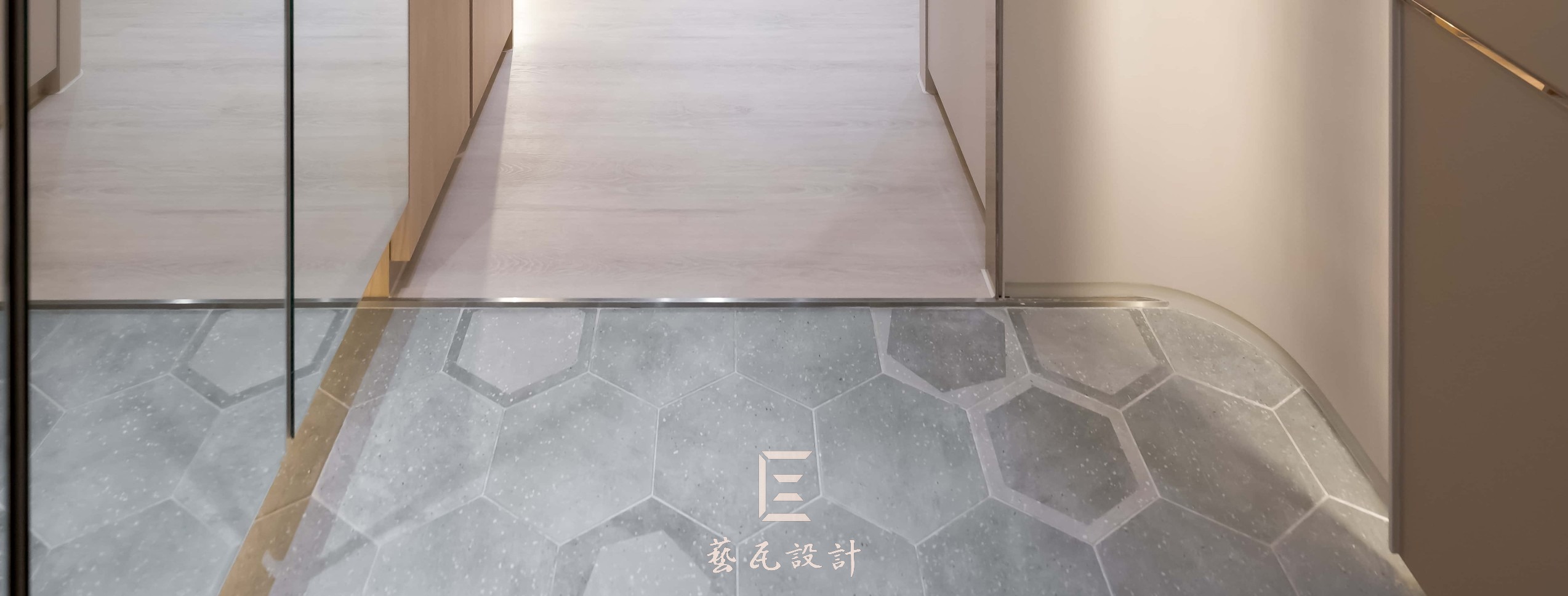 在室內外空間的轉換中，也在加入了不銹鋼金屬條做為美麗的分界。